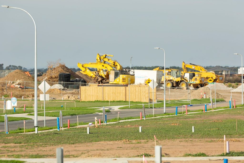 Schwere Baumaschinen befinden sich auf einer Baustelle.