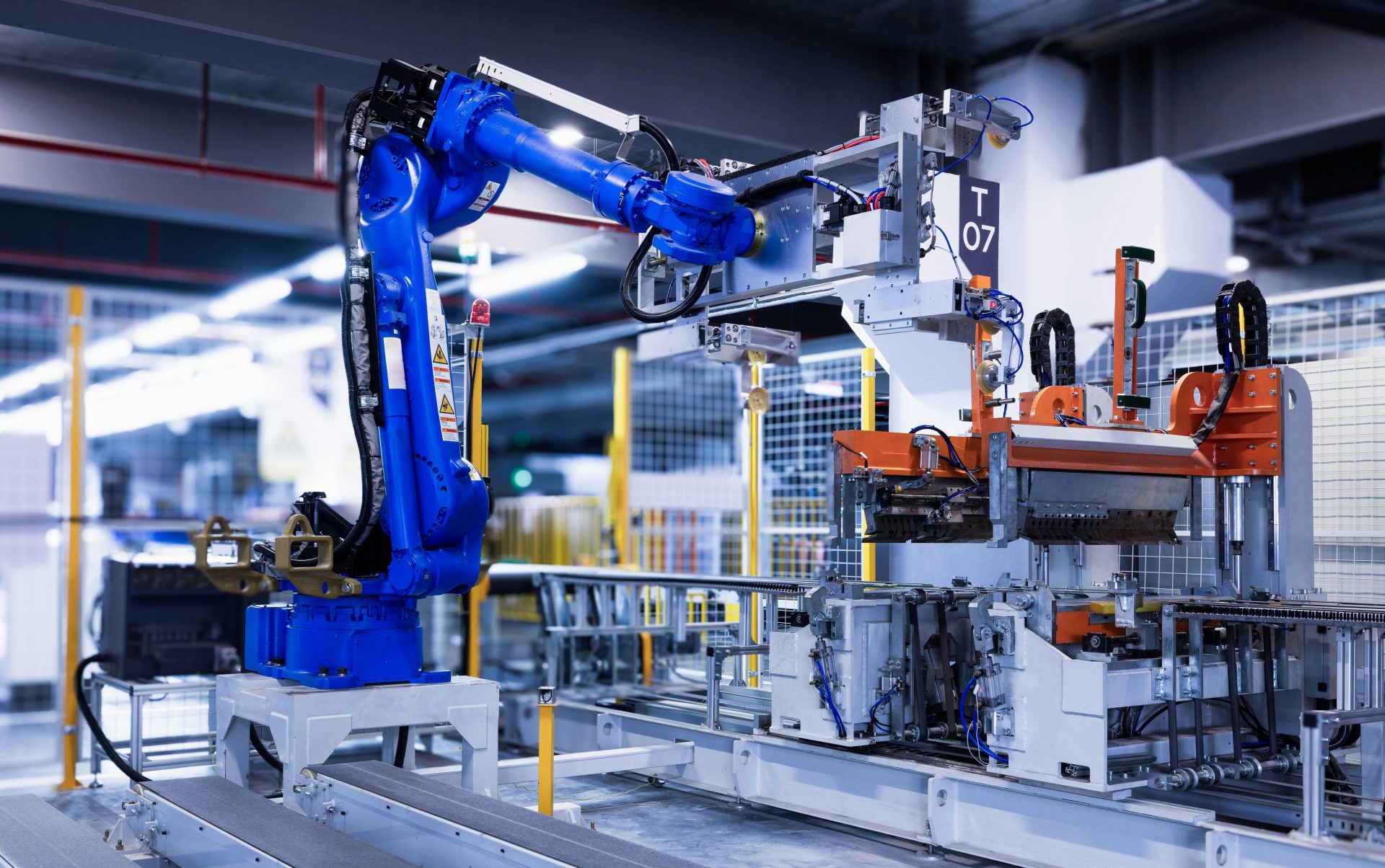 blauer Industrieroboterarm in der Fabrik